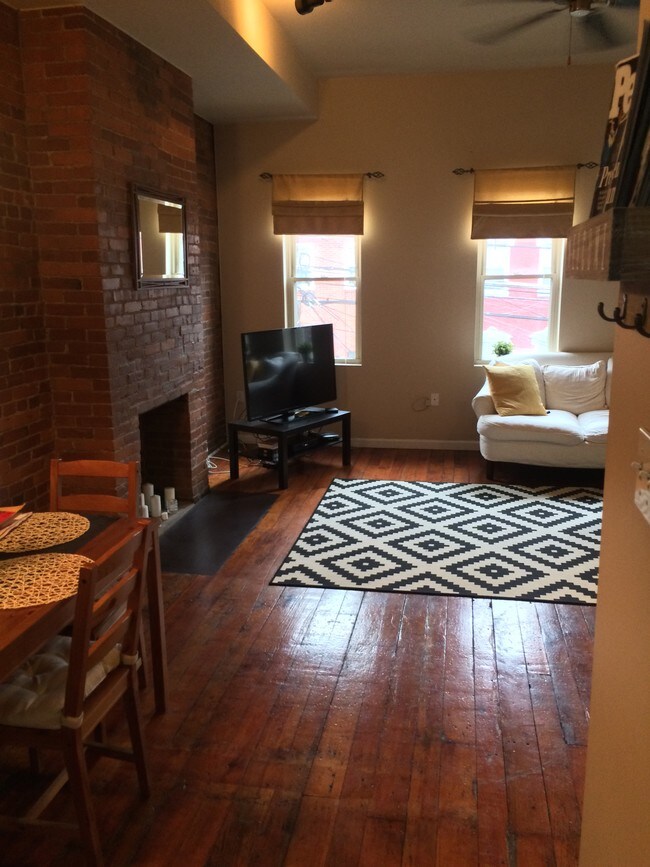 Living room - 2211 Sarah St