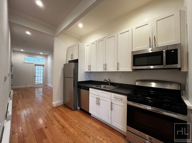 Building Photo - NO FEE / SUMMERFIELD STREET / Spacious 3-Bed 1-Bath / Bushwick and Ridgewood Border