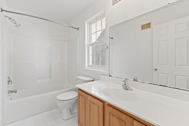 Building Photo - 304 E Elm St