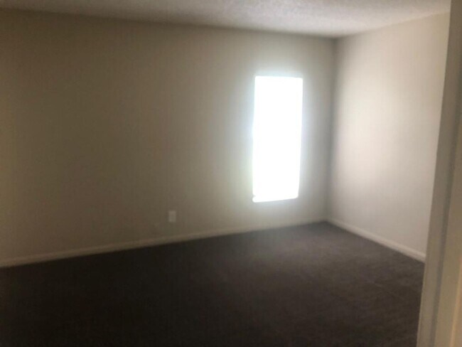 Building Photo - Riverside Manor