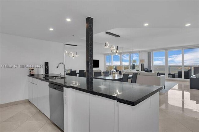 Foto del edificio - 1717 N Bayshore Dr