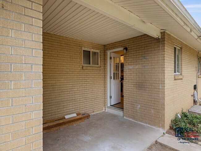 Foto del edificio - Beautifully Remodeled 2-Bed, 1-Bath Duplex...