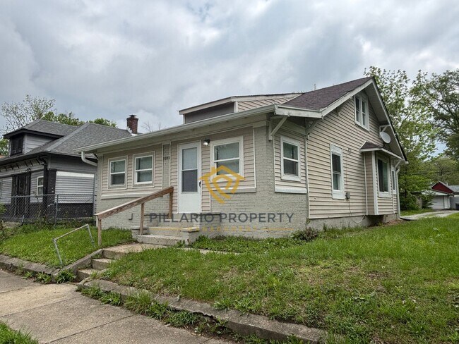 Foto del edificio - Renovated, 3 Bedroom Near Indy Motor Speedway Home Available NOW!
