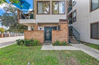 Building Photo - 2300 Bamboo Dr