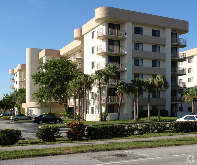 Building - Royal Palm Towers