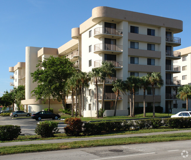 Royal Palm Towers Luxury Rental Apartments - Apartments in Coral ...