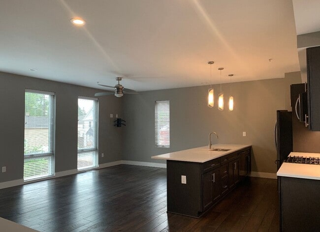 Building Photo - Beautiful Two Bedroom Condo w/ Rooftop Patio