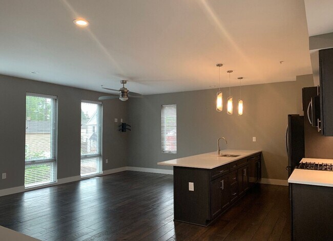 Foto del edificio - Beautiful Two Bedroom Condo w/ Rooftop Patio