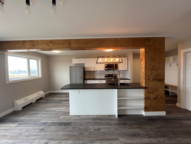 Building Photo - LUXURIOUS TWO BEDROOM APARTMENT AVAILABLE ...
