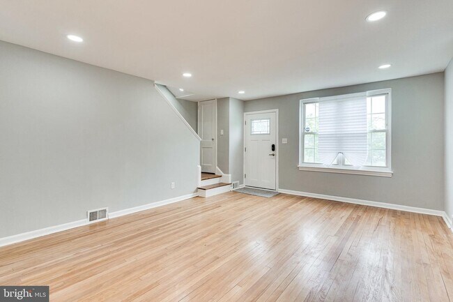 Building Photo - Charming 3-Bedroom Home