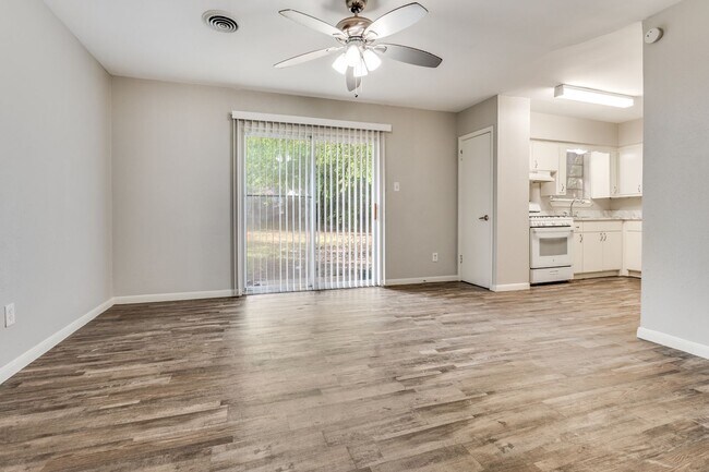 Foto del edificio - 404 Darlene Ln