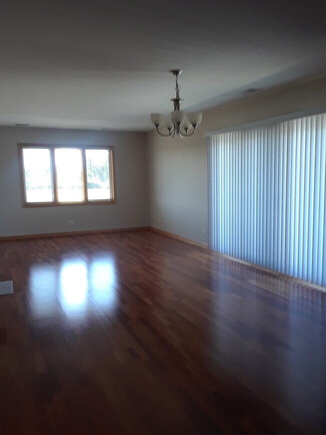 Foto del edificio - 10459 Mayfield Ave