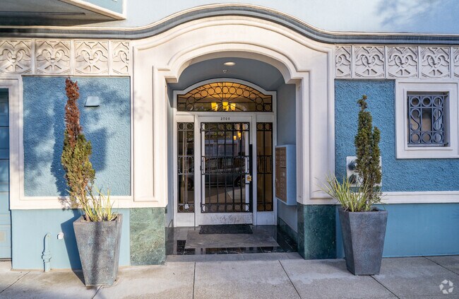 Entrada - 3700 Divisadero St