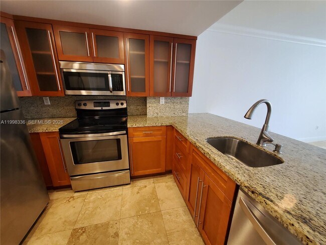 Building Photo - 540 Brickell Key Dr