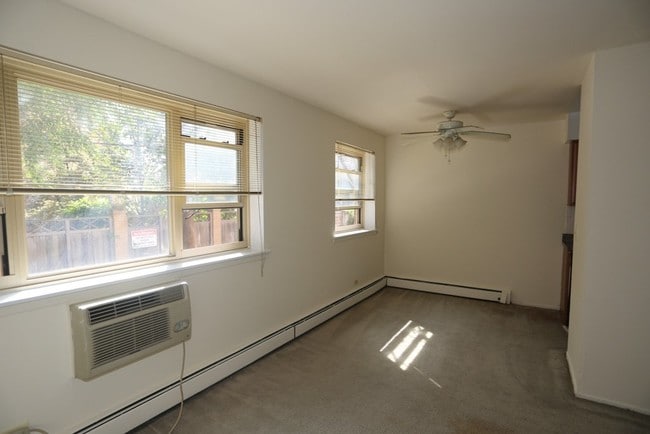 Building Photo - 535 W Briar Pl