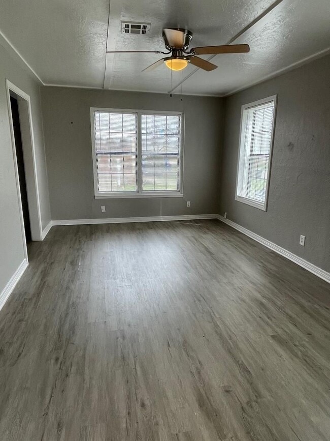 Photo - 2 BED 1 BATH DUPLEX FOR LEASE House