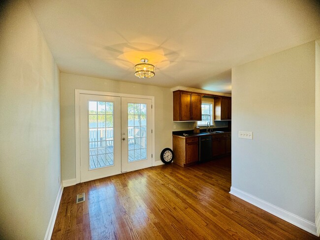 Building Photo - 4 bedroom Waterfront oasis for rent in Bel...