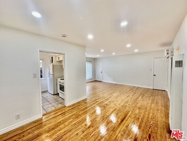 Building Photo - 1108 S Sherbourne Dr