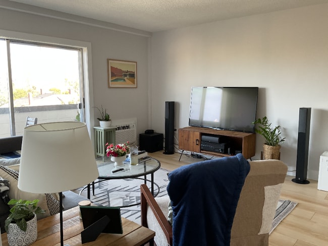 Building Photo - 406 W Azeele St