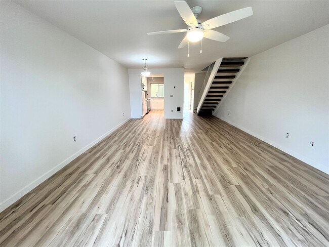 Foto del edificio - Light & Bright, Remodeled 3BD/1.5BA w/ 1 Car Garage, Comm Pool, Park and Greenbelts