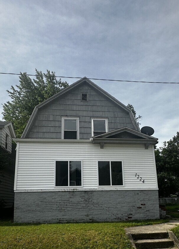 Primary Photo - 1224 E Madison St