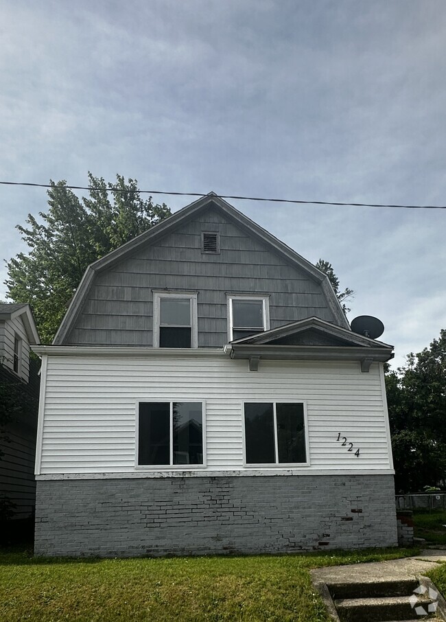 Building Photo - 1224 E Madison St