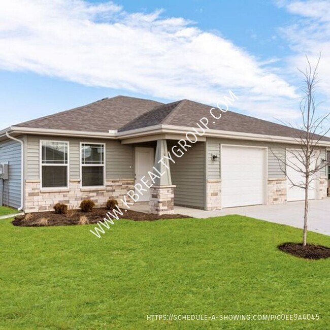 Building Photo - Newer 3 Bed Single Level Duplex in Blue Sp...