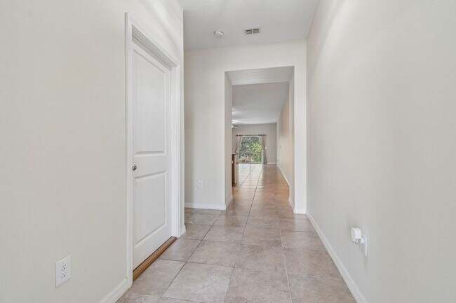 Foto del edificio - 10687 Lake Montauk Dr