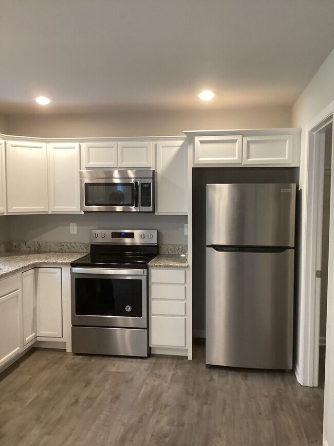 Building Photo - Coming Soon - Spacious 3 Bedroom Home Loca...