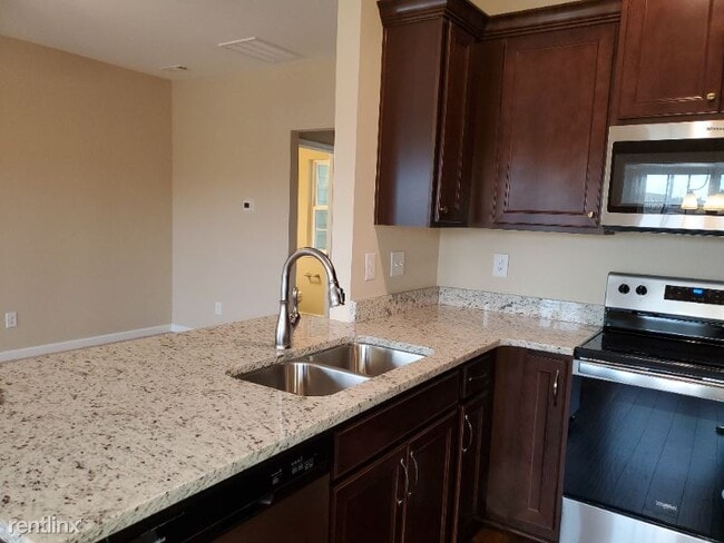 Building Photo - 3 br, 3 bath Townhome - 304 Kinsale Dr