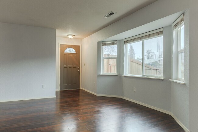 Foto del edificio - 3 Bedroom 1 Bathroom Rambler in NE Tacoma!