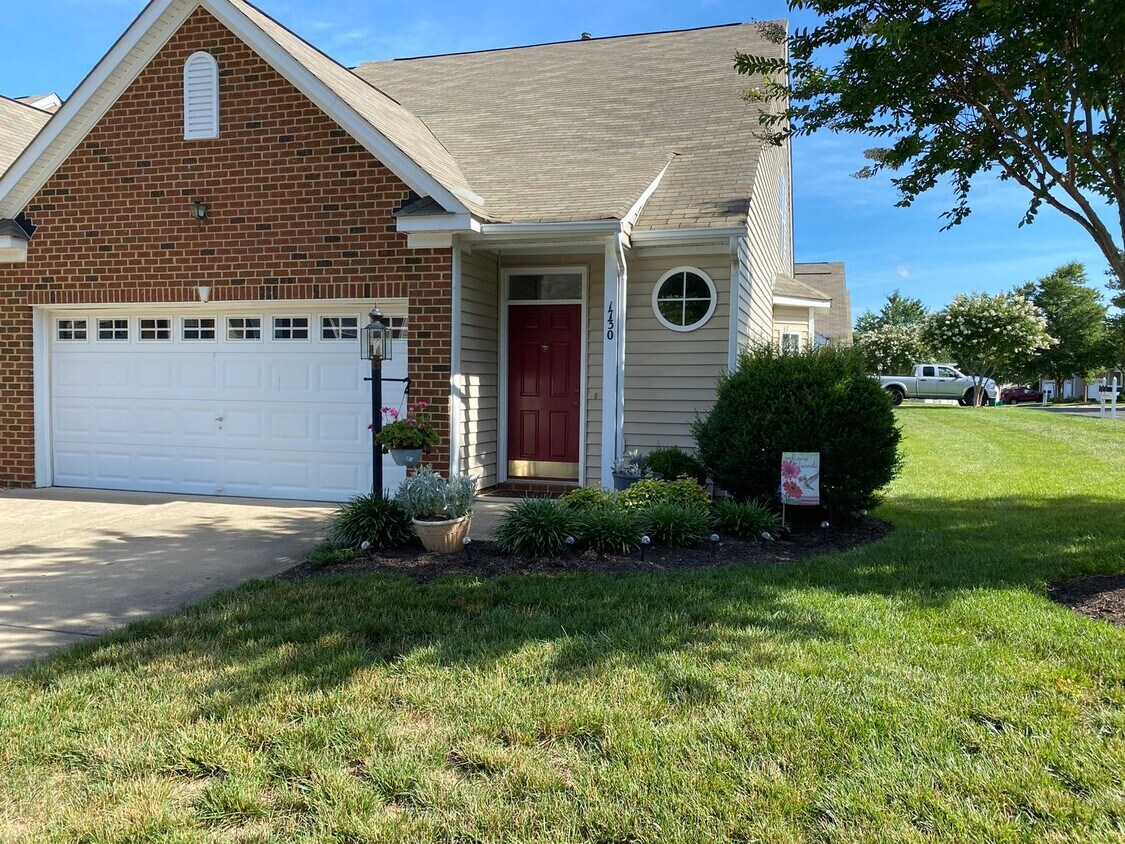 Primary Photo - Beautiful End-Unit Townhome – 3 Bedrooms, ...