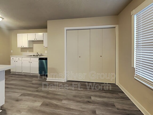 Building Photo - 9703 La Rochelle Dr