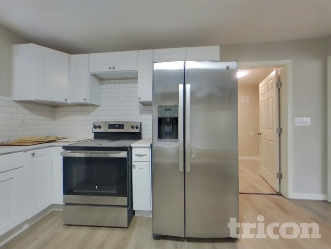 Building Photo - 1133 NE Banner Dr