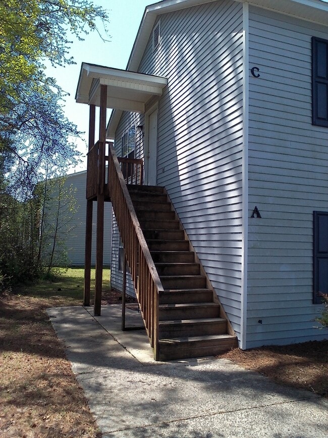 Foto del edificio - 2 Bedroom, 1 bath apartment Upstairs Unit