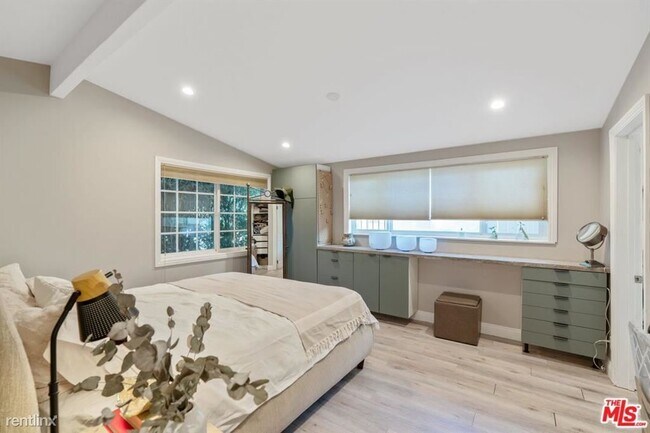 Foto del edificio - 4 br, 2 bath House - 6853 Farralone Ave