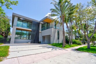 Building Photo - 735 Fernwood Rd