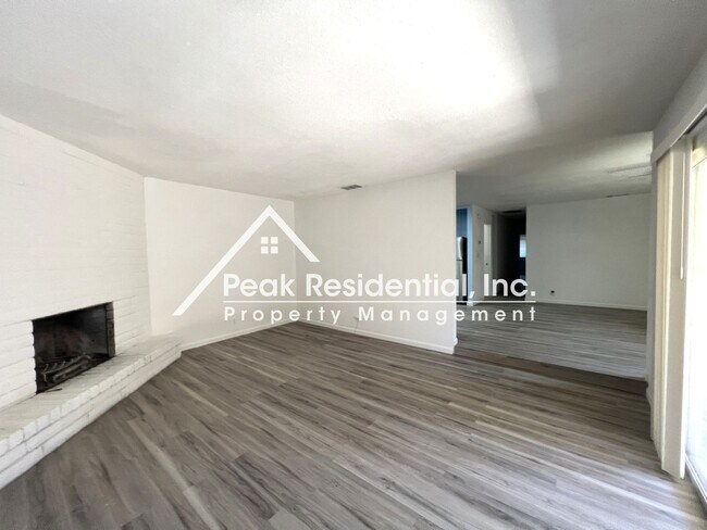 Building Photo - Updated 3bd/2ba Roseville Duplex with 2 Ca...