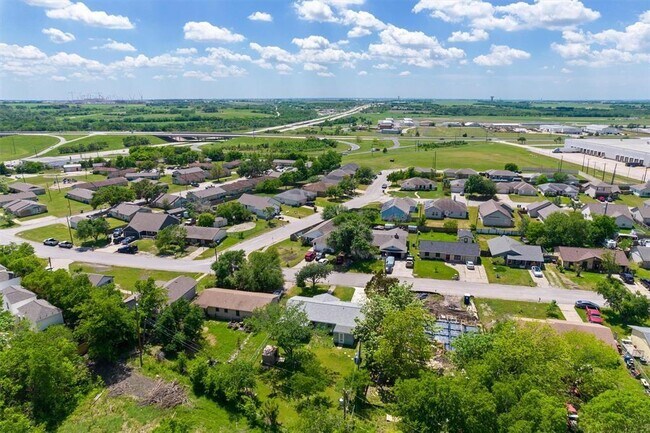 Building Photo - 504 Debus Dr