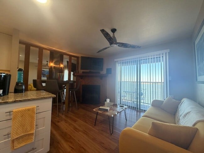 Building Photo - Charming Lake Front Condo in Granbury - Furnished!