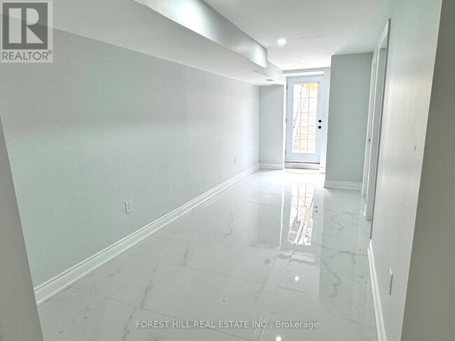 Building Photo - 15 Drizzel Cres