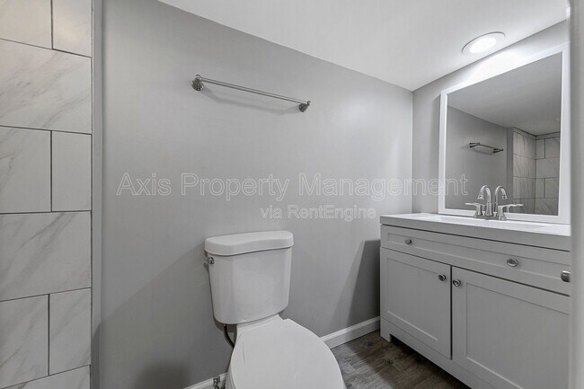 Foto del edificio - 905 Russell Blvd
