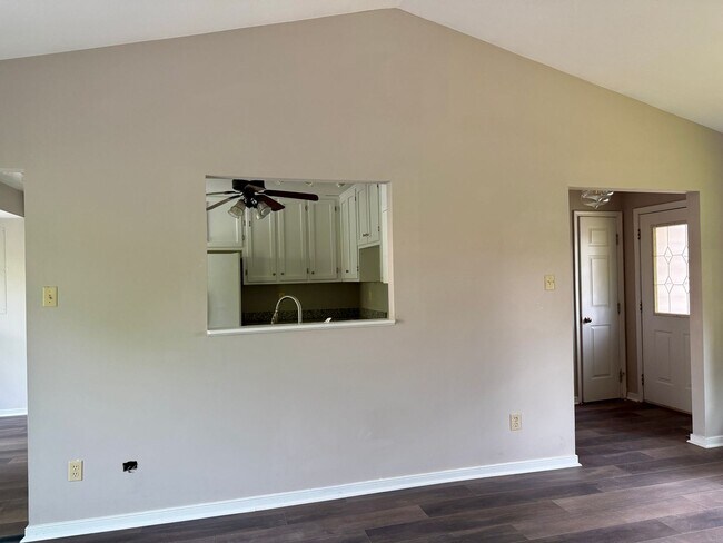 Foto del edificio - Adorable Recently Renovated 3 Bed 1.5 Bath Home $2395