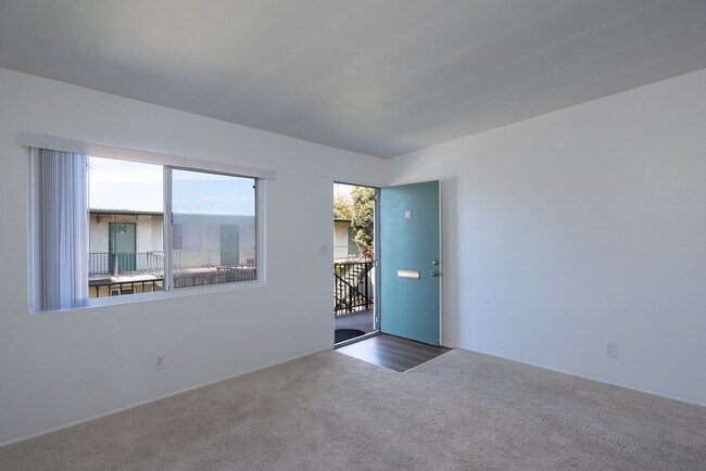 Foto del edificio - 2 Bedroom + 1 Bathroom Apartment | Oxnard Shores | Unfurnished