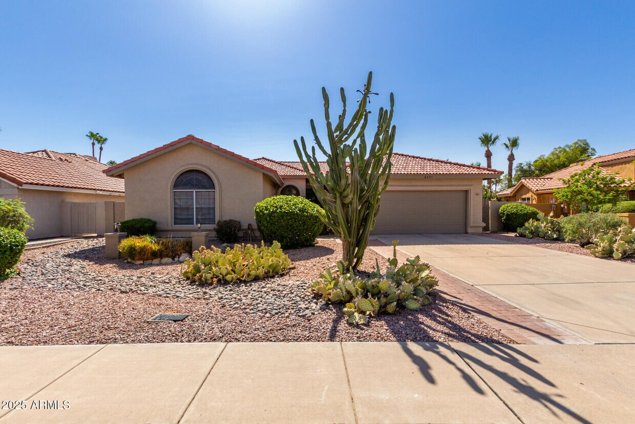 Foto principal - 8495 S Maple Ave