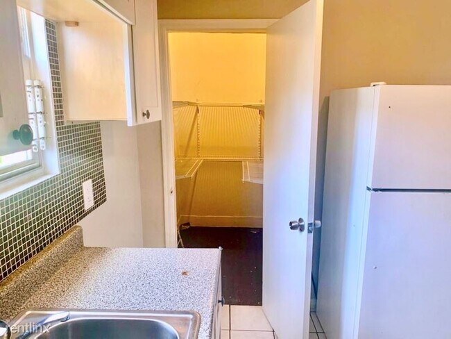 Building Photo - 3 br, 1 bath Townhome - 133 Elizabeth Ave