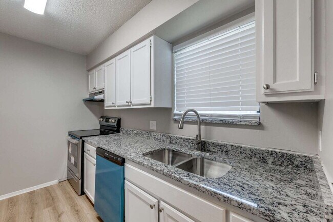 Building Photo - Updated 2 Bed, 2 Bath Home in Desirable Location