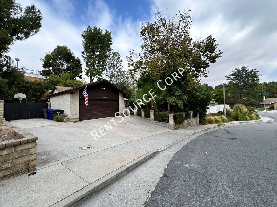 Primary Photo - 3 Bedroom Single Story Pool Home for Lease...