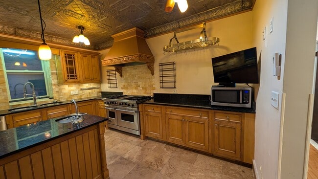 Stove and countertop - 4219 N Paulina St