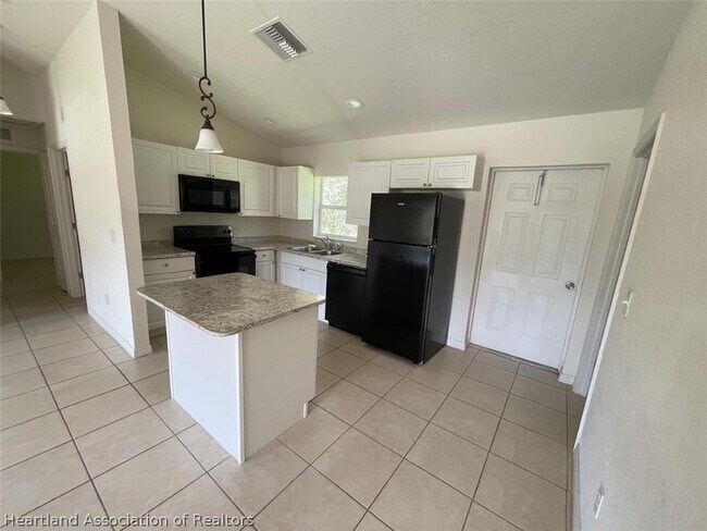 Building Photo - 533 Highlands Lake Dr
